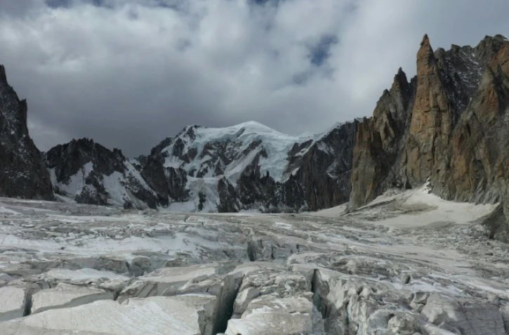 Vue aérienne des crevasses de la Vallée Blanche, le Mont-Blanc en arrière-plan et le Grand Capucin à droite, à Chamonix