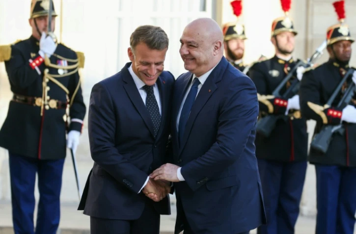 Le président français Emmanuel Macron (G) reçoit le président libanais Joseph Aoun (D), à l'Elysée à Paris, le 17 septembre 2026