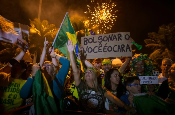 Des partisans du candidat d'extrême droite célèbrent la victoire de Jair Bolsonaro à la présidentielle à Rio de Janeiro le 28 octobre 2018