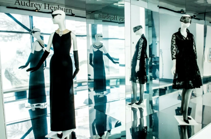 Une robe noire créée par Hubert de Givenchy et portée par Audrey Hepburn dans le film "Petit déjeuner chez Tiffany" (g) exposée à Calais, le 15 juin 2017