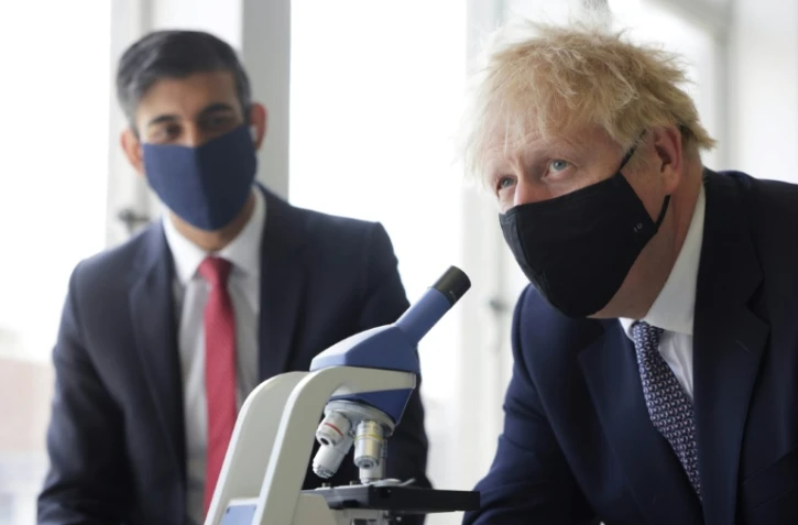 Le Premier ministre britannique Boris Johnson (d) et son ministre des Finances Rishi Sunak à Londres, le 29 avril 2021