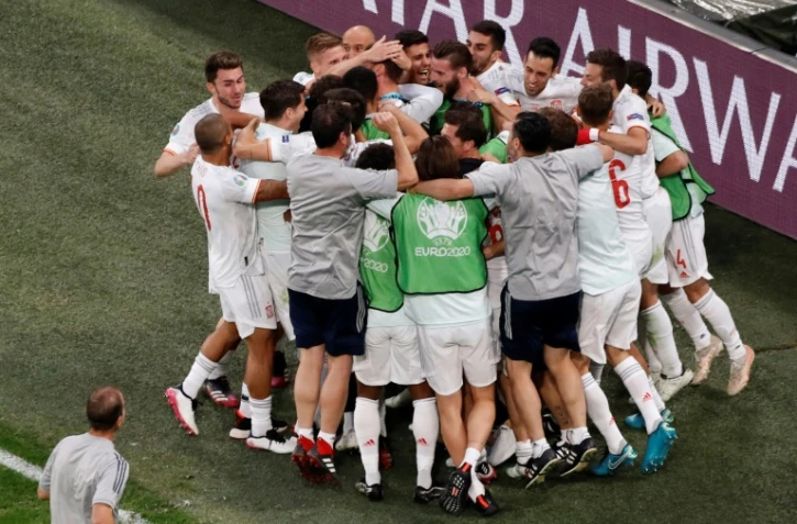 La joie des Espagnols après leur victoire aux tirs au but face à la Suisse (1-1, 3-1 t.a.b.) en quart de finale de l'Euro 2020, le 2 juillet 2021 à Saint-Petersbourg