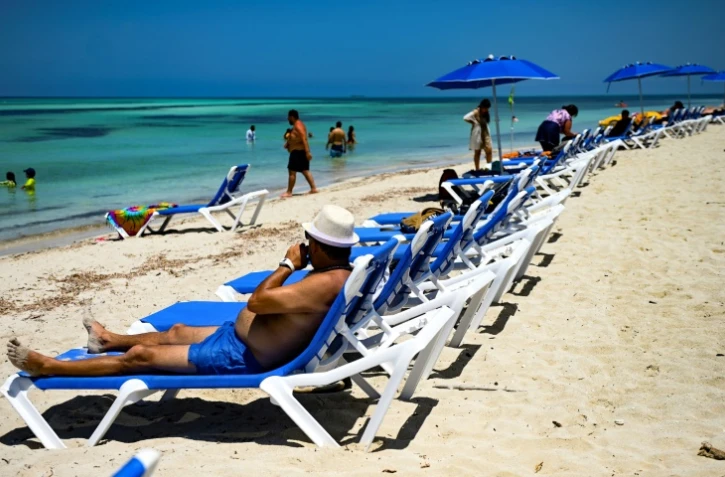 Des touristes sur une plage de Cayo Blanco, le 5 mai 2022 à Varadero, à Cuba