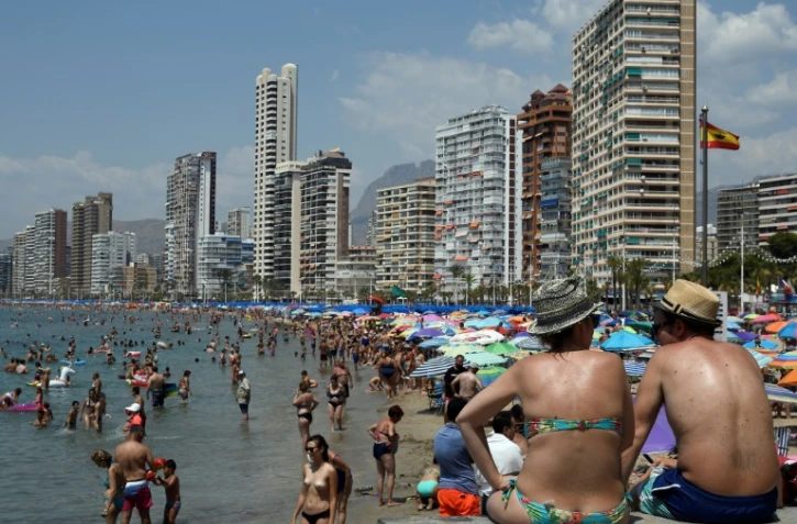 Baigneurs sur une plage de la ville espagnole de Benidorm (est), le 5 août 2018