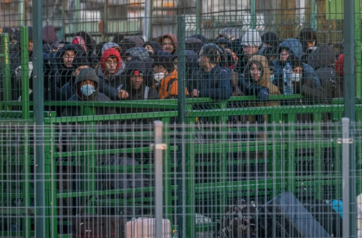 Des réfugiés ukrainiens attendent de passer la frontière pour entrer en Pologne, le 28 février 2022 à Medyka