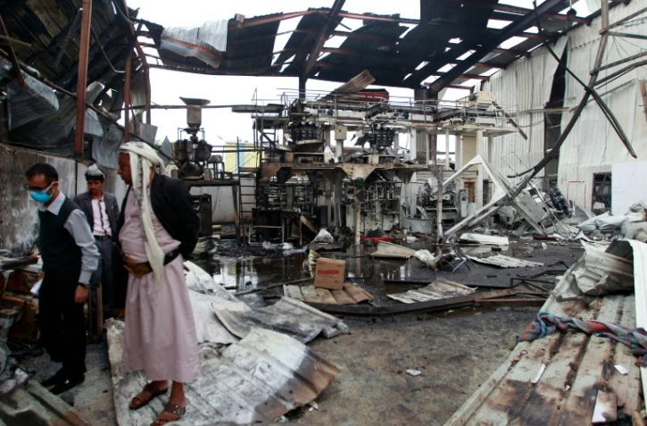 Décombres après un raid aérien mené par la coalition arabe, le 9 août 2016 sur Sanaa