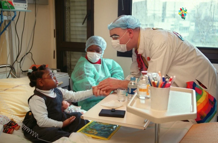 L'hôpital parisien Robert Debré, accompagne l'hospitalisation des enfants depuis plusieurs années, ici l'intervention d'un commédien "le Dr Rêve" le 31 janvier 2002