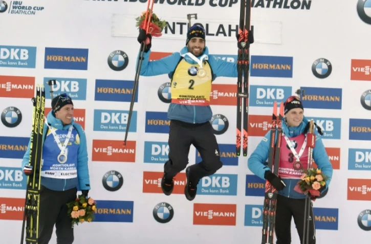 Le Français Martin Fourcade et ses compatriotes Quentin Fillon-Maillet et Emilien Jacquelin, sur le podium après sa victoire dans la poursuite de Kontiolahti, la dernière course de sa carrière, le 14 mars 2020