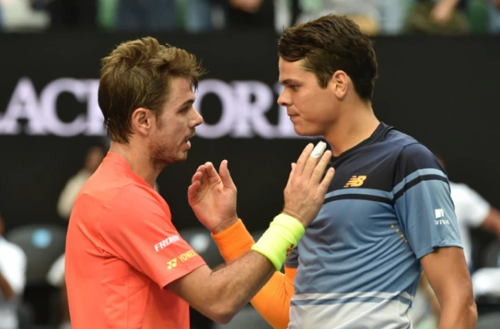 Le Canadien Milos Raonic (d) congratule le Suisse Stan Wawrinka, éliminé en 8e de finale de l'Open d'Australie, le 25 janvier 2016 à Melbourne