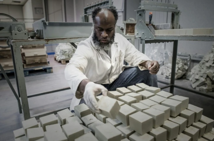 Un employé de l'entreprise Alepia manipule des savons d'Alep à Santeny, près de Paris, le 19 décembre 2016
