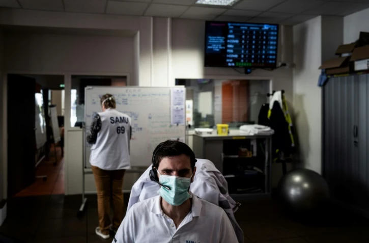 Un membre du personnel soignant répond aux appels d'urgence à l'hôpital Edouard Herriot à Lyon, le 19 mars 2020
