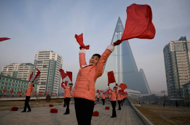 Des Nord-Coréennes effectuent des chorégraphies chaque matin dans le but d'inciter les passants à faire davantage d'efforts au travail, ici le 9 mars 2019 à Pyongyang