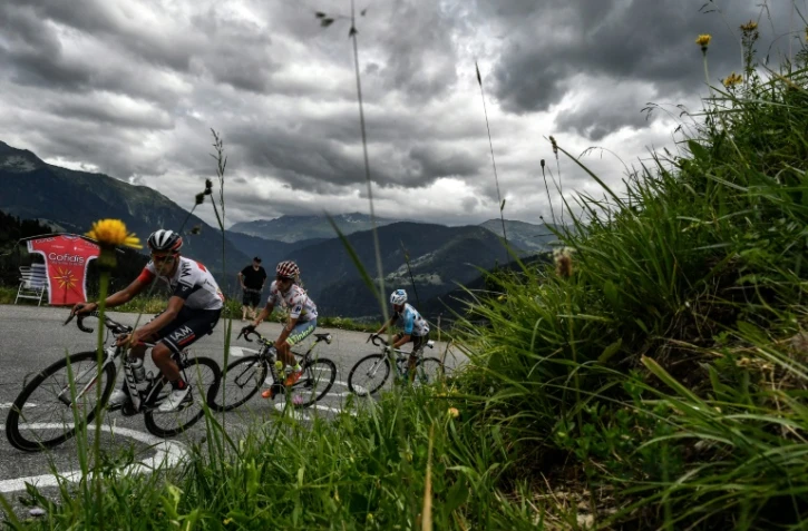 Le Colombien Jarlinson Pantano (g) devance le meilleur grimpeur du Tour, le Polonais Rafal Majka, dans une montée lors de la 19e étape Albertville-Saint-Gervais Mont Blanc, le 22 juillet 2016