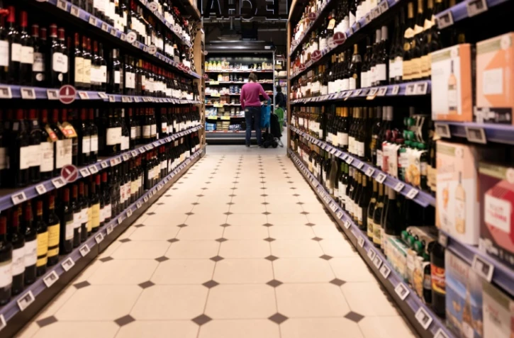 Le rayon alcools d'un supermarché à Issy-les-Moulineaux, près de Paris, le 16 mai 2025