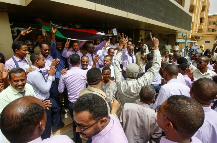 Des employés de banque soudanais manifestent devant leur établissement, dans le cadre d'un mouvement de grève générale, le 28 mai 2019 à Khartoum