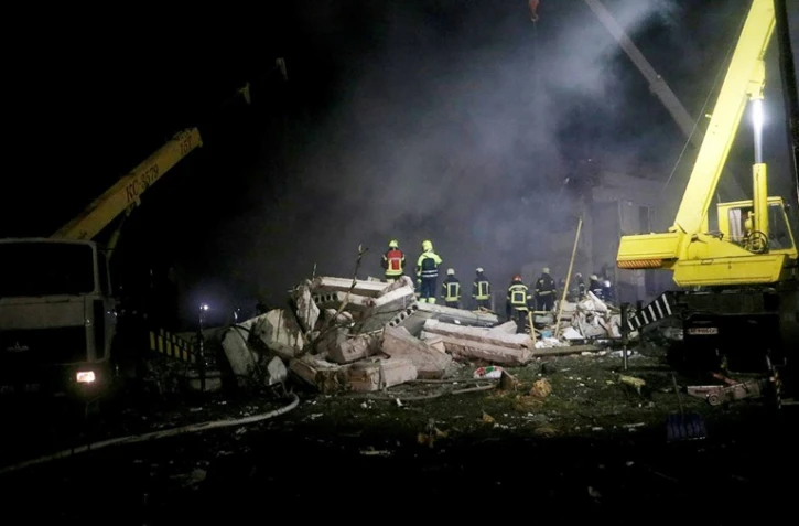 Photo diffusée par les services d'urgences ukrainiens le 3 juin 2023 de sauveteurs dans les décombres d'un immeuble résidentiel touché par une frappe aérienne russe à Dnipro, en Ukraine