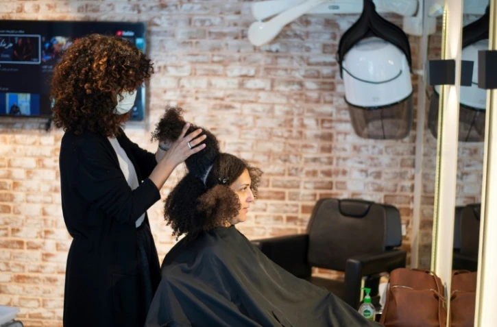 Rola Amer, coiffeuse dans le premier salon d'Egypte à avoir embrassé le mouvement "cheveux naturels", au Caire, le 2 mars 2022