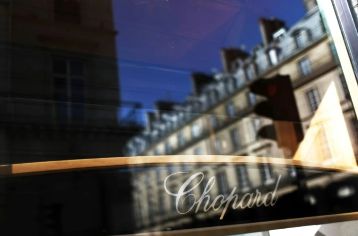 Des immeubles parisiens reflètent sur l'une des vitrines d'une boutique Chopard, Place Vendôme à Paris, le 30 mai 2009