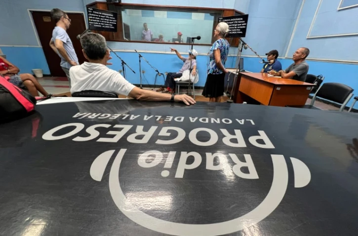 Des acteurs enregistrent un épisode du feuilleton radiophonique "Amours aux enchères" dans un studio de Radio Progreso, à La Havane, le 18 septembre 2024