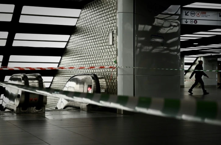 Un ruban barre l'accès à une ligne de métro fermée à la station Châtelet en raison d'une grève, en décembre 2019 à Paris 