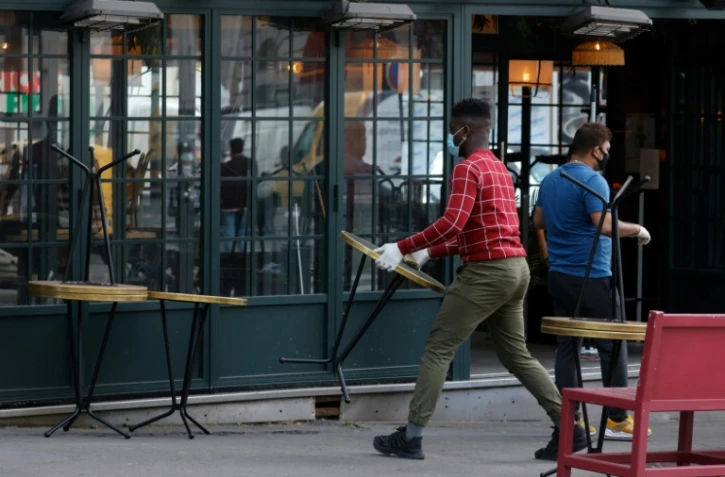 Un restaurant parisien réorganise sa terrasse le 10 mai 2021