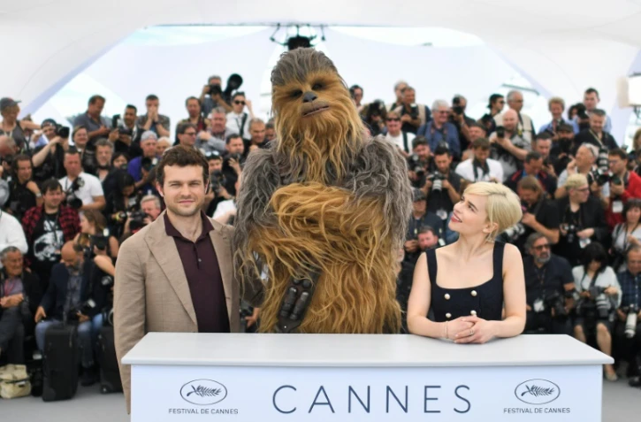 Alden Ehrenreich, Chewbacca et Emilia Clarke posent à Cannes lors d'un photocall pour le film "Solo", le 15 mai 2018