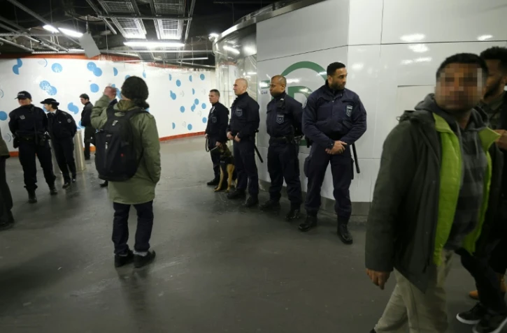 Des agents de la sécurité de la RATP, à la station Chatelet-les-Halles à Paris, le 23 mars 2016