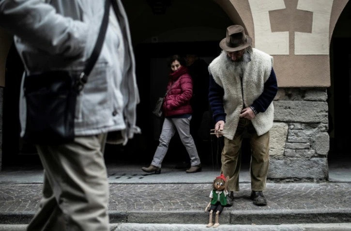 Mario Collino, créateur de jouets d'antan, dans une rue de Busca, le 16 décembre 2018 en Italie