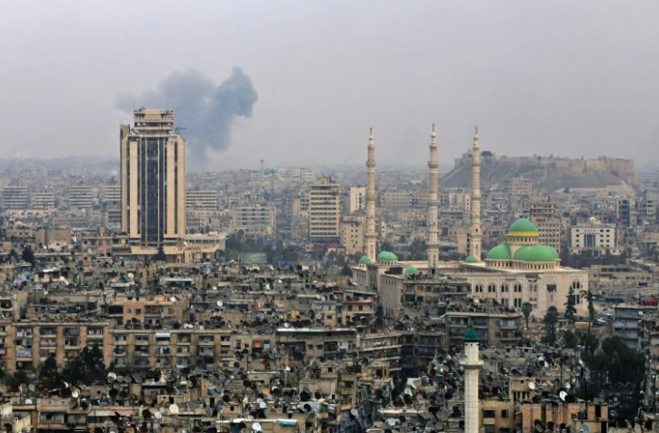 De la fumée s'élève au-dessus d'un quartier rebelle d'Alep-est après des bombardements de l'armée syrienne, le 5 décembre 2016