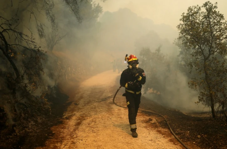Des pompiers combattent un incendie de forêt près de San Martín de Valdeiglesias, à environ 70 km à l’ouest de Madrid, le 26 juillet 2026