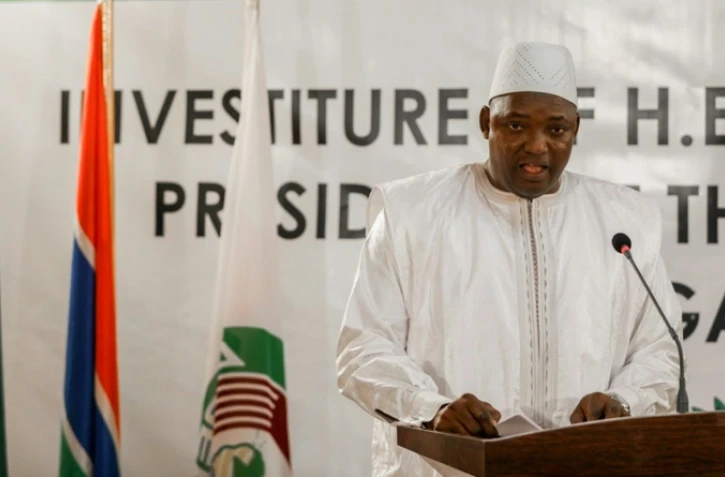 Le nouveau président de Gambie Adama Barrow lors de sa prestation de serment, le 19 janvier 2017 à Dakar, au Sénégal