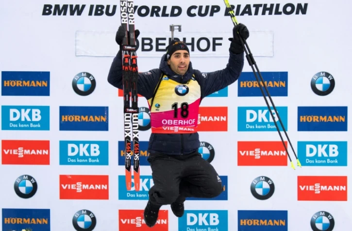 Martin Fourcade sur la 1re marche du podium en gagnant le sprint 10 km d'Oberhof (Allemagne), le 5 janvier 2018