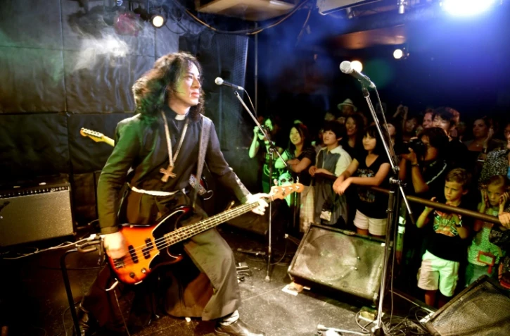 Le Japonais Kazuhiro Sekino sur scène avec son groupe "Boxi rocks" le 1er septembre 2015 à Tokyo
