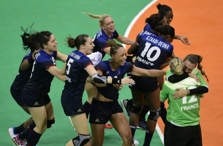 La joie des handballeuses françaises après leur victoire face à l'Espagne en quart de finale des JO, le 16 août 2016 à Rio