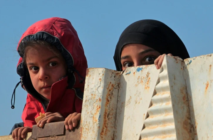 Parmis les civils déplacés en Irak, des enfants irakiens du village de Tal Um Jadaan, au sud-ouest de Mossoul, arrivent le 26 novembre 2016 à Qayyarah