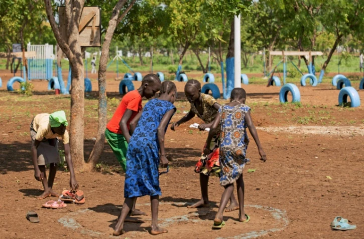 Des enfants, qui sont arrivés du Soudan du Sud sans parents, jouent dans le camp de réfugiés de Nguenyyiel à Gambela, dans l'ouest de l'Ethiopie, le 21 juin 2017