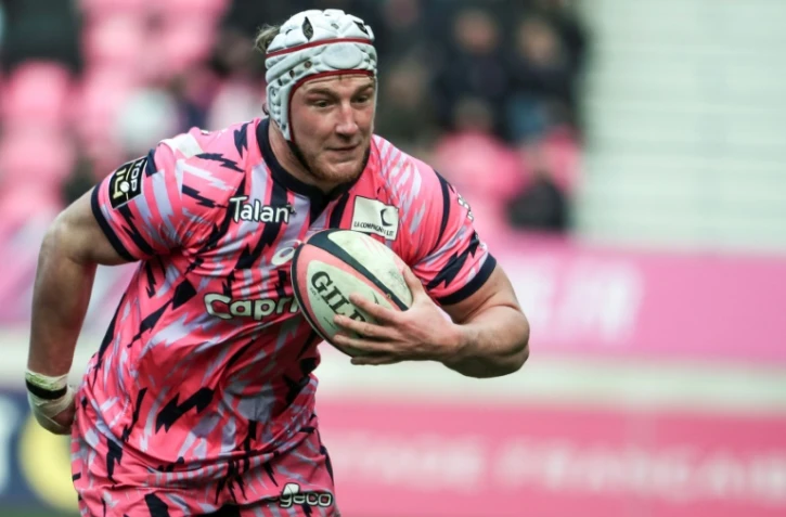 Le troisième ligne sud-africain du Stade Français Hendré Stassen s'échappe avec le ballon lors du match contre Castres en Top 14 au stade Jean-Bouin, le 23 mars 2019