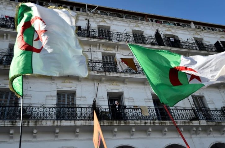 Des drapeaux algériens flottent au vent lors d'un rassemblement contre le pouvoir, le 6 décembre 2019 à Alger