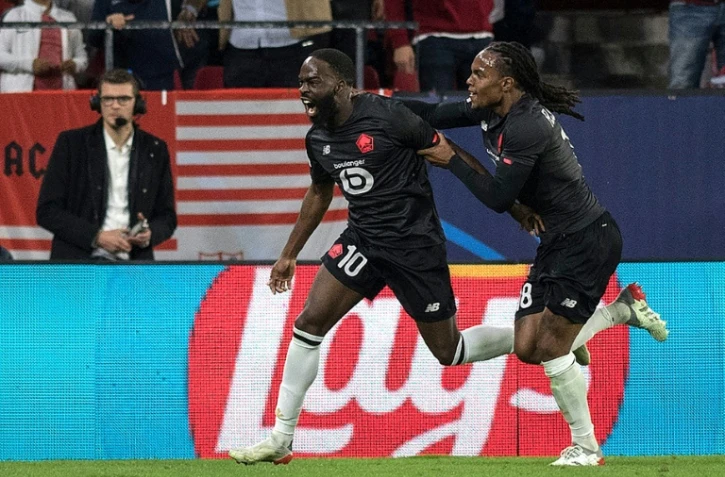 L'attaquant français de Lille, Jonathan Ikoné, est félicité par le milieu de terrain portugais Renato Sanchez, après avoir marqué le 2e but face à Séville, lors de la 4e journée de la phase de groupes de la Ligue des Champions, le 2 novembre 2021 au Stade Ramon Sanchez Pizjuan