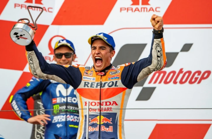 La joie sur le podium de l'Espagnol Marc Marquez (Honda) après avoir remporté le GP d'Allemagne sur le  Sachsenring, le 15 juillet 2018