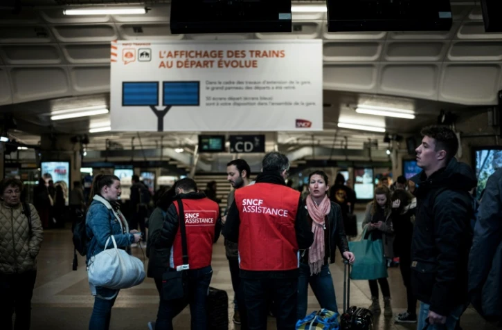 Des passagers s'informent auprès d'employés de la SNCF en gare de Lyon Part-Dieu au début de la "grève perlée" dans l'entreprise, le 2 avril 2018