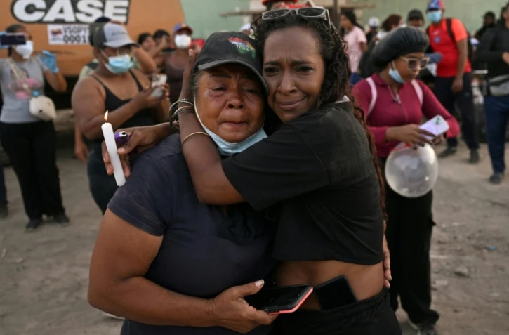 Des proches de victimes des séismes au Venezuela se rassemblent près de l'immeuble OPP de Caraballeda, le 24 juillet 2026