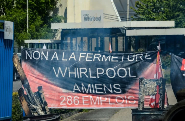 Une banderole contre la fermeture de Whirlpool déployée devant l'usine d'Amiens, le 25 avril 2017