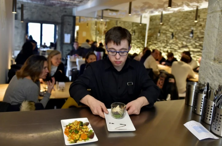 Un serveur trisomique dans un restaurant à Nantes, dans l'ouest de la France, le 9 février 2017