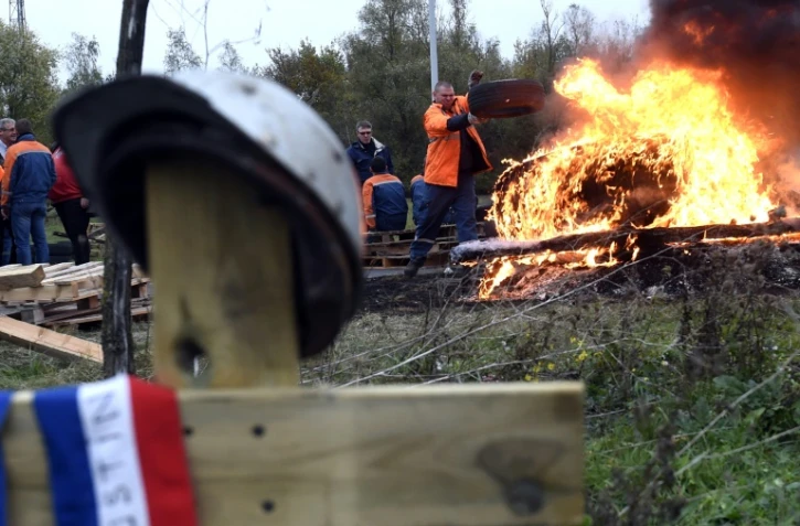 Des personnels et syndicalistes de l'aciérie Ascoval brûlent des pneus lors d'une manifestation devant l'usine de Saint-Saulve, le 24 octobre 2018
