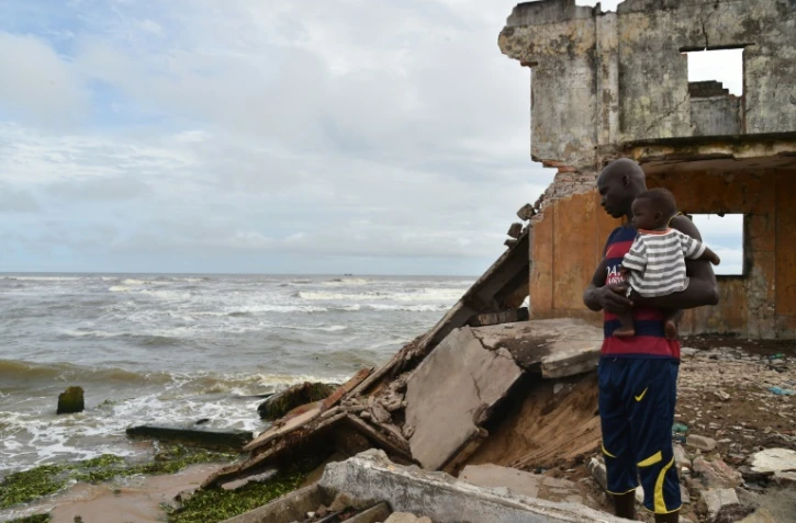 Un homme devant les ruines de la sous-préfecture sur le rivage de de la lagune de Grand-Lahou, le 15 octobre 2015 en Côte d'Ivoire