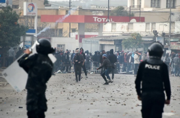 heurts entre des manifestants contre la vie chère et forces de police à Tebourba, ouest de Tunis le 9 janvier 2018