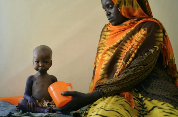 Un enfant souffrant de malnutrition nourri par sa mère à l'hôpital de Baidora, le 15 mars 2017