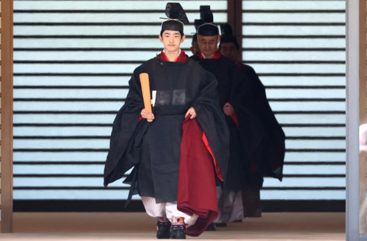 Le prince Hisahito du 
Japon, fils du prince héritier Akishino, vêtu d'un costume traditionnel, part pour une cérémonie de passage à l'âge adulte au palais impérial de Tokyo, le 6 septembre 2025