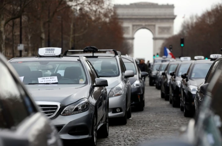 Des taxis en grève manifestent à Paris, le 26 janvier 2016